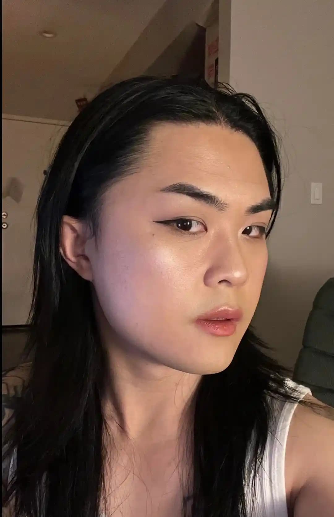 Androjen MTF Bireyler İçin Feminen Görünüm Sağlayan Makyaj ve Yüz Şekillendirme Teknikleri