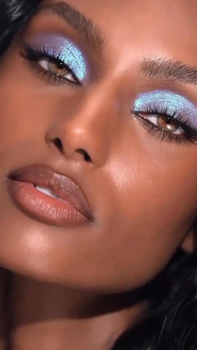 Duochrome Göz Farları: Özellikleri, Popüler Markalar ve Kullanım İpuçlarıyla Derinlik Katın