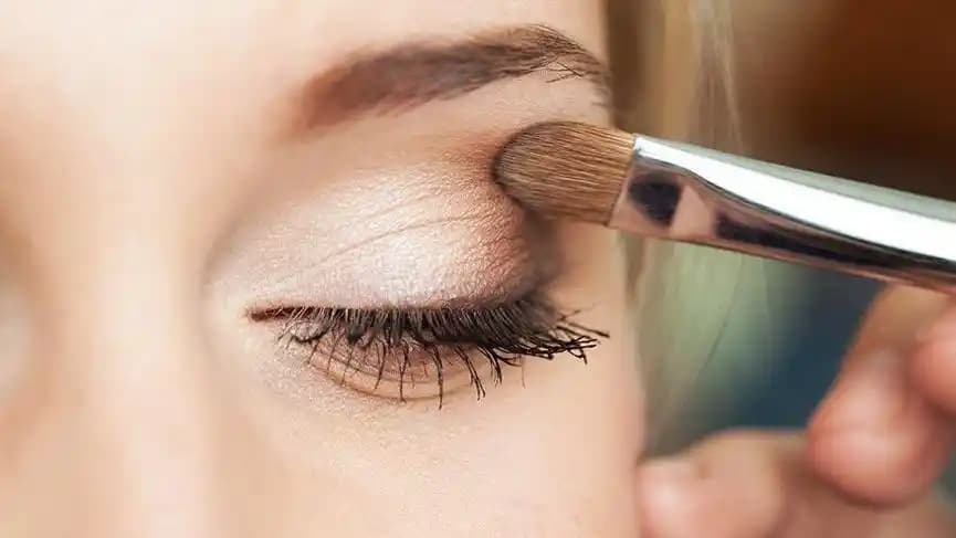 Günlük Makyajda ve Genel Görünümde Glam Etkisi Yaratmanın Temel Yöntemleri