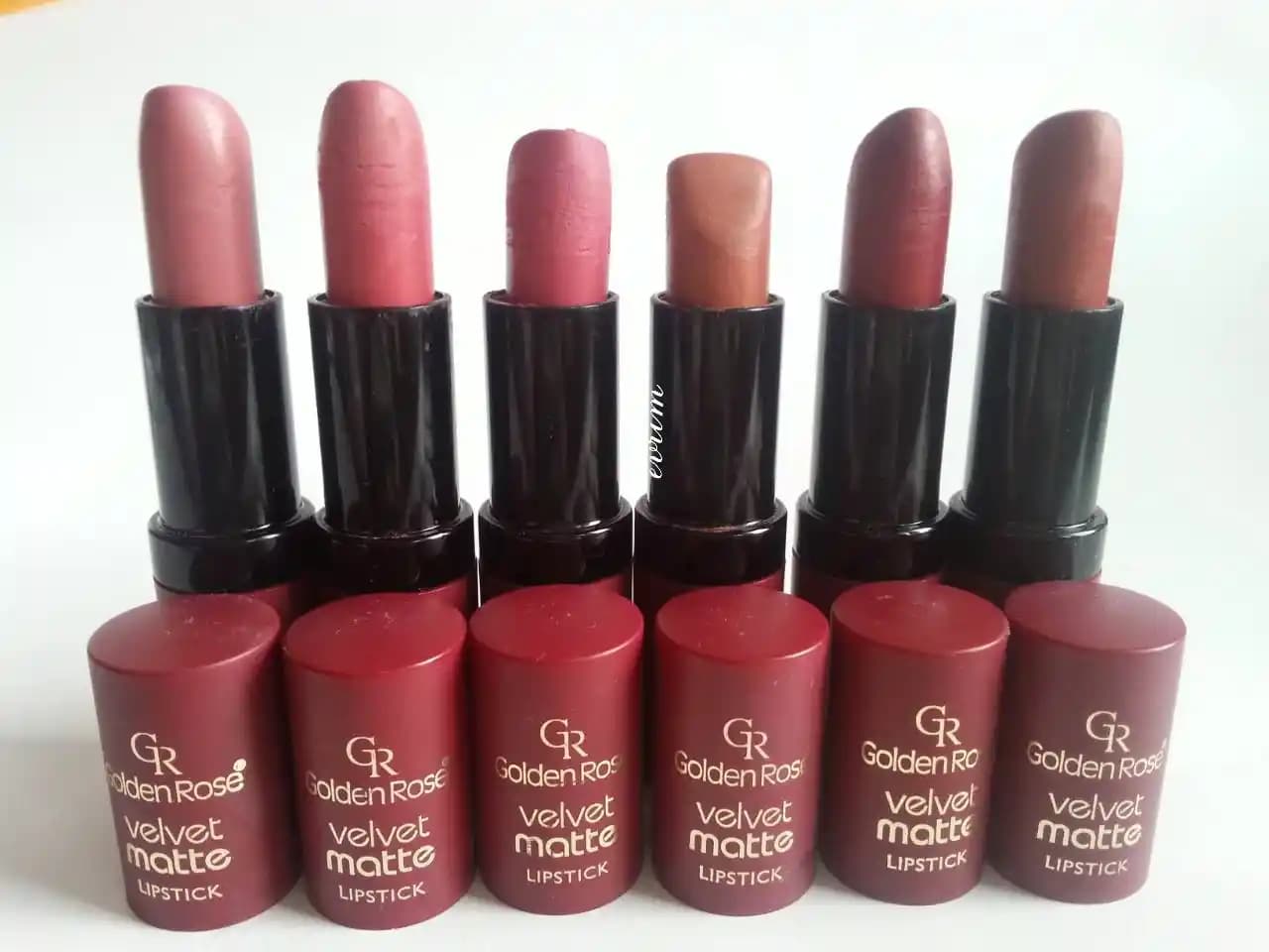 Soğuk Tonlu, Kalıcı ve Doğal Görünümlü Ruj Seçimi İçin Alt Ton ve Formül Rehberi