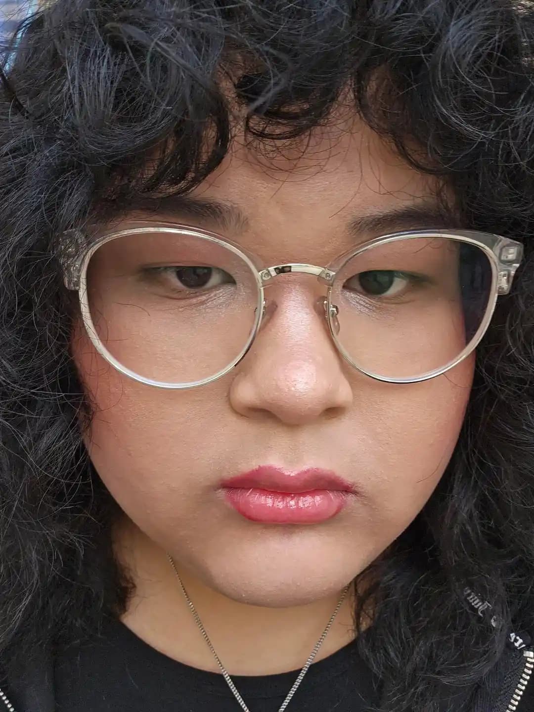 Trans Kadınlar İçin Doğal ve Feminen Makyaj Teknikleri ve Ürün Seçimi Rehberi